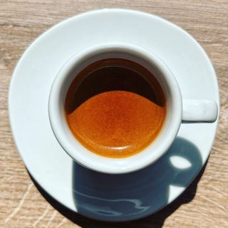 🫰,,Jedno espresso prosím!''🇮🇹Umění, které se probudí v každém šálku. www.mojekafe.cz #EspressoArt #CoffeeMoments...