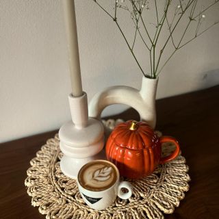 Máte rádi podzim?🍁💛 Na nás už začíná podzimní atmosféra pořádně působit🎃 Není nad to si doma udělat vynikající kafčo a...